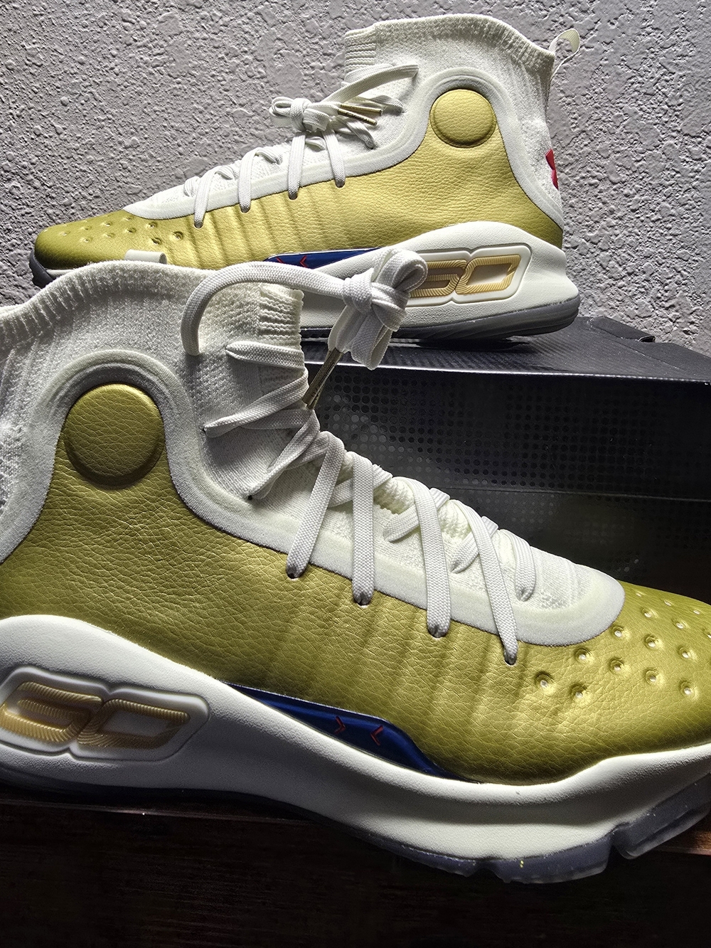 Men's Size 7.5 Athletic High-Top Sneakers in Yellow and White